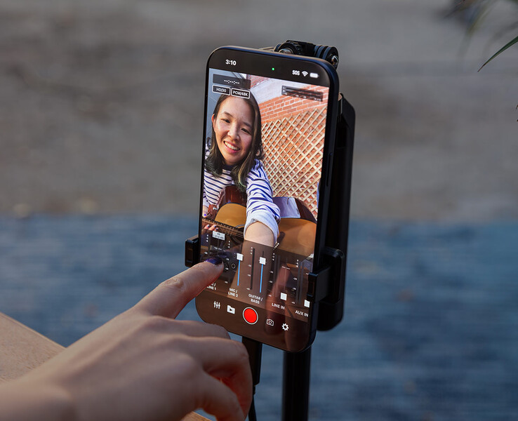 Roland Go:Mixer Studio może być używany z aplikacją Go:Mixer Cam na Apple iPhone'ach do nagrywania filmów z wielokanałowymi ścieżkami audio. (Źródło obrazu: Roland)