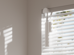 Adapter SwitchBot Blind Tilt umożliwia sterowanie roletami za pomocą aplikacji lub komend głosowych. (Źródło obrazu: Wonder Tech Lab)