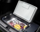 Model Y TesFridge mieści się pod wykładziną bagażnika i może być zasilany z gniazda 12V. (Źródło zdjęcia: AcoPower)