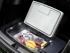 Model Y TesFridge mieści się pod wykładziną bagażnika i może być zasilany z gniazda 12V. (Źródło zdjęcia: AcoPower)