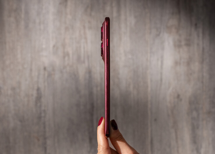 Edge 70 Pro ma mniej niż 7,4 mm grubości.