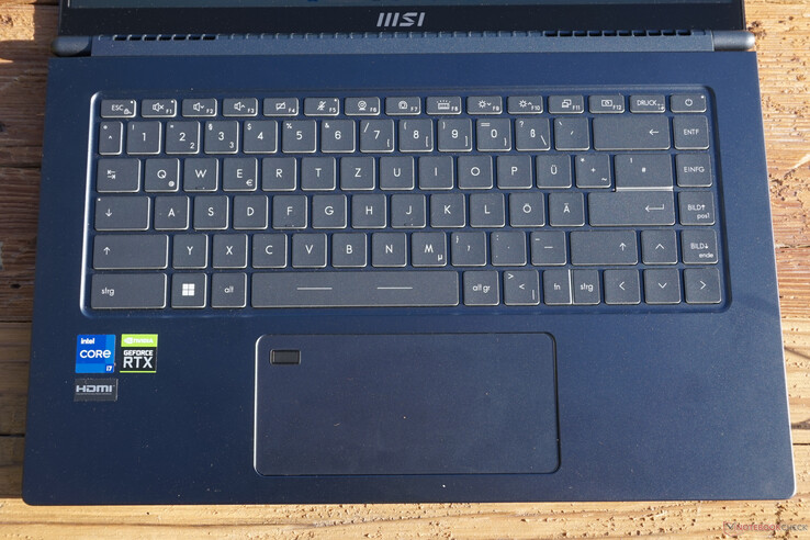 Standardowej wielkości klawiatura i bardzo długi touchpad.