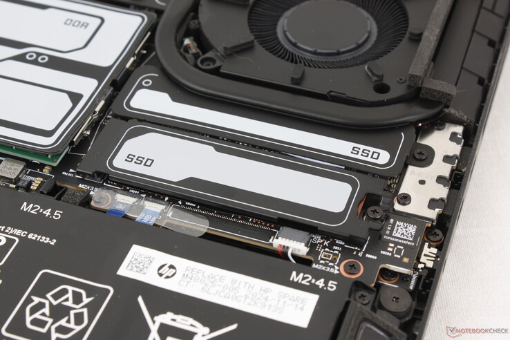 Dwa gniazda M.2 2280 NVMe SSD z obsługą jednego dysku PCIe5