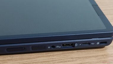 Złącza po prawej stronie: regulacja głośności, przycisk zasilania, gniazdo audio, USB-A 5 Gb/s, USB-C 2.0, blokada Kensington