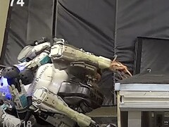 Czy to krew? Atlas po ciężkim upadku. (Zdjęcie: Boston Dynamics)