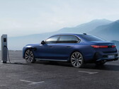 E-BMW na stacji ładowania