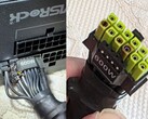 Spalone złącze zasilania ASRock TempGuard widoczne na zdjęciu wraz z uszkodzeniami kabli zasilacza