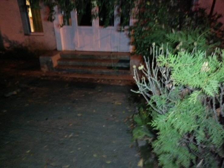 Fotografia nocna: Aparat główny + światło kempingowe (źródło obrazu: Sergey Tarasov - Notebookcheck)