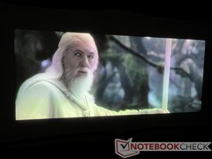 Zwróć uwagę na efekt aureoli wokół ramion i pleców Gandalfa. Na jego szacie widać również lekkie zielone przesunięcie. (Zdjęcie: Władca Pierścieni: Powrót Króla od New Line Cinema)
