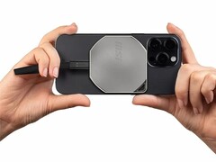 Nowy dysk Datamag 40Gbps SSD ma wbudowane magnesy, które pozwalają na podłączenie go do iPhone'ów obsługujących MagSafe w celu nagrywania w podróży. (Źródło zdjęcia: MSI)