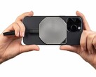 Nowy dysk Datamag 40Gbps SSD ma wbudowane magnesy, które pozwalają na podłączenie go do iPhone'ów obsługujących MagSafe w celu nagrywania w podróży. (Źródło zdjęcia: MSI)
