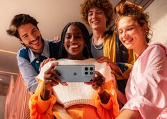 Moto G66j ma kolorowy panel tylny o fakturze przypominającej skórę (źródło obrazu: Motorola)