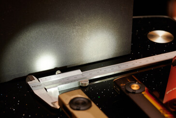 Światło skupione Arkpro Ultra w porównaniu z ogólną wiązką Arkfeld Pro. (Źródło zdjęcia: Andreas Sebayang/Notebookcheck.com)