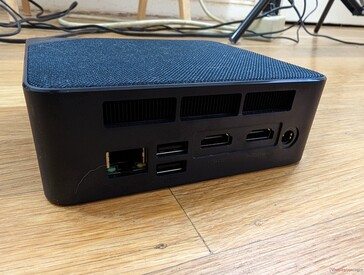 Tył: Gigabit RJ-45, 2x USB-A 2.0, 2x HDMI 2.0, zasilacz AC