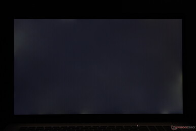 Umiarkowane nierównomierne podświetlenie wzdłuż krawędzi i narożników