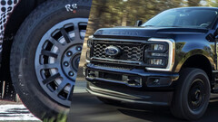 Nowy zestaw przecieków wskazuje, że potencjalny elektryczny pickup Ford Super Duty z silnikami w piaście może nadejść. (Źródło zdjęcia: Ford / Autoblog - edytowane)