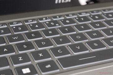 Sprzężenie zwrotne klawiszy jest lżejsze i płytsze niż chcielibyśmy w przypadku profesjonalnego laptopa