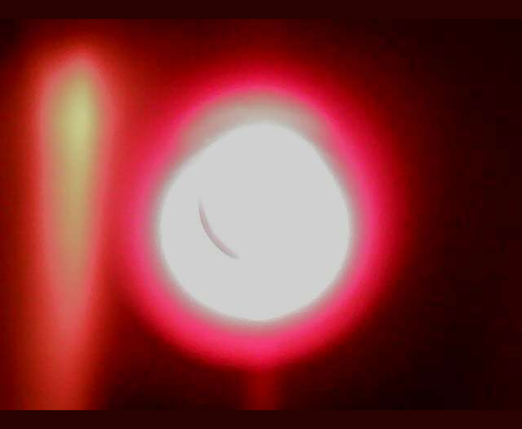 Jasna poświata plazmy generowana wewnątrz miniaturowego pieca produkcyjnego Space Forge na pokładzie satelity ForgeStar-1 podczas testu na niskiej orbicie okołoziemskiej. (Źródło: Space Forge)