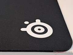 Zbliżenie logo i tekstury podkładki pod mysz.