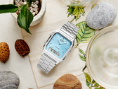 Casio AQ230A-2A1M w estetyczny sposób prezentuje się na blacie.