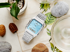 Casio AQ230A-2A1M w estetyczny sposób prezentuje się na blacie.