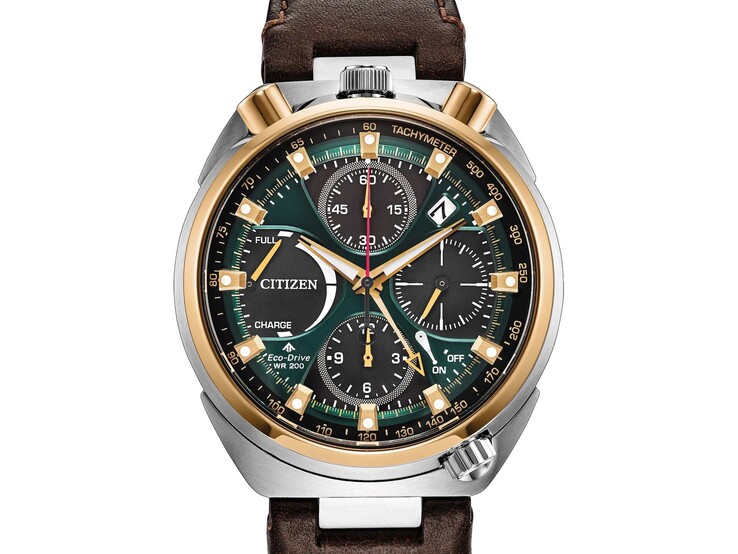 Zegarek Citizen Promaster Tsuno Chrono Racer AV0104-06W z dwukolorową kopertą ze stali nierdzewnej, szmaragdowozieloną tarczą, czarnymi tarczami pomocniczymi chronografu oraz brązowym skórzanym paskiem.