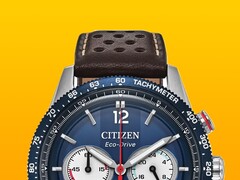 Zbliżenie na chronograf Citizen Racing CA4716-09L, przedstawiające niebieską ramkę z tachymetrem, ciemnoniebieską tarczę ze srebrzystymi wskazówkami i znacznikami, trzy tarcze pomocnicze, czerwoną centralną wskazówkę sekundową oraz brązowy, perforowany skórzany pasek na żółtym tle.