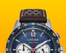 Zbliżenie na chronograf Citizen Racing CA4716-09L, przedstawiające niebieską ramkę z tachymetrem, ciemnoniebieską tarczę ze srebrzystymi wskazówkami i znacznikami, trzy tarcze pomocnicze, czerwoną centralną wskazówkę sekundową oraz brązowy, perforowany skórzany pasek na żółtym tle.