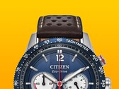 Zbliżenie na chronograf Citizen Racing CA4716-09L, przedstawiające niebieską ramkę z tachymetrem, ciemnoniebieską tarczę ze srebrzystymi wskazówkami i znacznikami, trzy tarcze pomocnicze, czerwoną centralną wskazówkę sekundową oraz brązowy, perforowany skórzany pasek na żółtym tle.