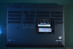 Lenovo ThinkPad P16 Gen 2: Zdjęte drzwiczki serwisowe