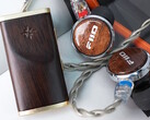 Drewniany przetwornik cyfrowo-analogowy Fiio Snowsky Melody obsługuje odtwarzanie dźwięku Hi-Res Audio za pomocą przewodowych słuchawek 3,5 mm i 4,4 mm. (Źródło zdjęcia: Fiio)