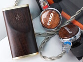 Drewniany przetwornik cyfrowo-analogowy Fiio Snowsky Melody obsługuje odtwarzanie dźwięku Hi-Res Audio za pomocą przewodowych słuchawek 3,5 mm i 4,4 mm. (Źródło zdjęcia: Fiio)