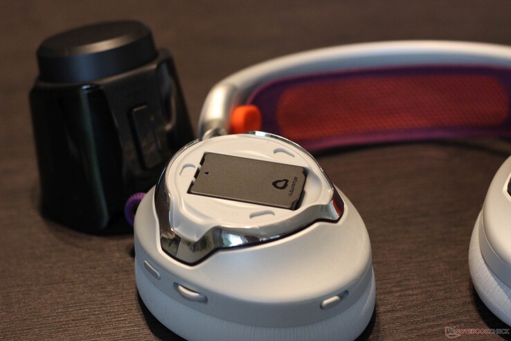 Baterię można łatwo wyjąć, a stacja bazowa znajduje się po lewej stronie