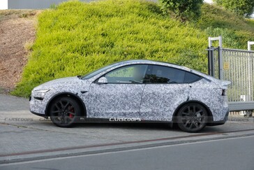 widok z boku Tesla Model Y 2026 Performance