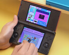 Anbernic RG DS z uruchomioną grą Kirby: Canvas Curse. (Źródło zdjęcia: Anbernic - edytowane)