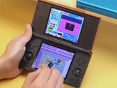 Anbernic RG DS z uruchomioną grą Kirby: Canvas Curse. (Źródło zdjęcia: Anbernic - edytowane)