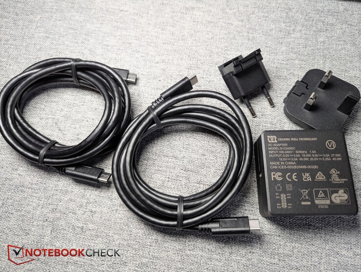 Zawartość pudełka: 2 × kable USB-C-C i 1 zasilacz (adapter UE + UK)
