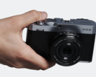 Kompaktowy aparat z wymiennymi obiektywami Fujifilm X-E4 w dłoni