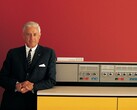 Ówczesny szef IBM Thomas Watson Jr. przedstawia komputer System/360 w 1964 roku. (Zdjęcie: IBM)