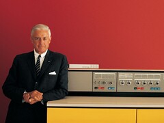 Ówczesny szef IBM Thomas Watson Jr. przedstawia komputer System/360 w 1964 roku. (Zdjęcie: IBM)