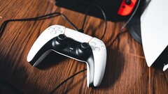Zdjęcie kontrolera PS5 obok konsoli Nintendo Switch