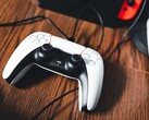 Zdjęcie kontrolera PS5 obok konsoli Nintendo Switch
