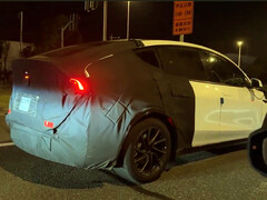 Rzekoma dłuższa Tesla Model Y podczas testów. (Źródło zdjęcia: Veo/X)