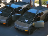 Cybertrucks ładują się w Giga Texas (zdjęcie: Jeff Roberts/YT)