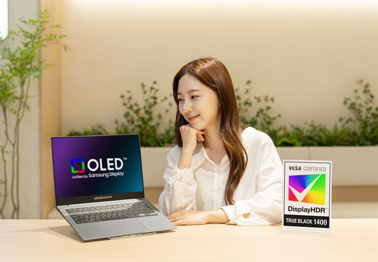 Panel OLED firmy Samsung Display, posiadający certyfikat VESA DisplayHDR True Black 1400, zastosowany w laptopie Lenovo Yoga Pro 9i Aura Edition.