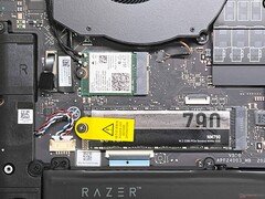 Jeden z dwóch dysków SSD M.2 2280 i adapter Wi-Fi