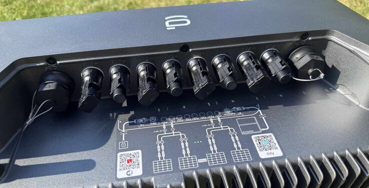 Złącza instalacji PV i sieci elektroenergetycznej znajdują się u góry pod osłoną (tutaj już zdjętą).