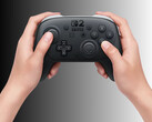 Kontroler Nintendo Switch 2 Pro poddany rozbiórce pokazany w rękach (źródło zdjęcia: Nintendo of America z poprawkami)