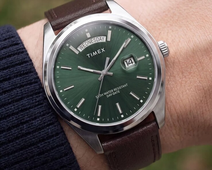 Timex Legacy Day and Date na nadgarstku, z zieloną tarczą ze szlifem słonecznym.