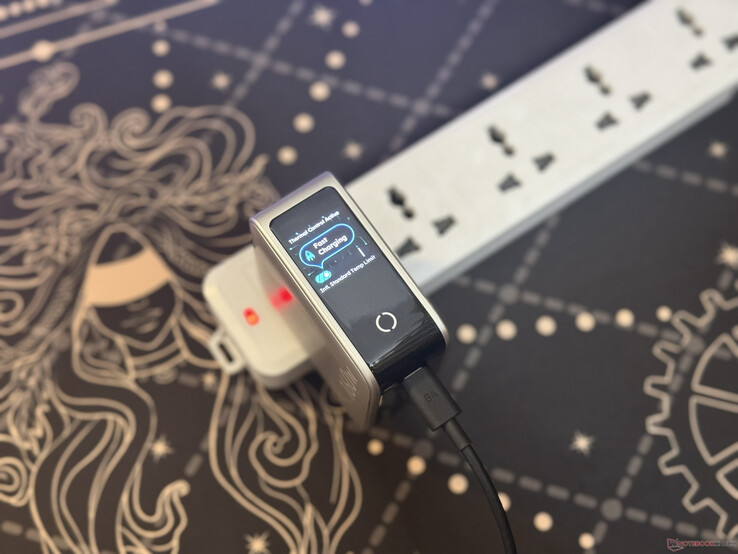 Wyświetlacz Ugreen Nexode Pro 160 W pokazujący stan temperatury podczas ładowania